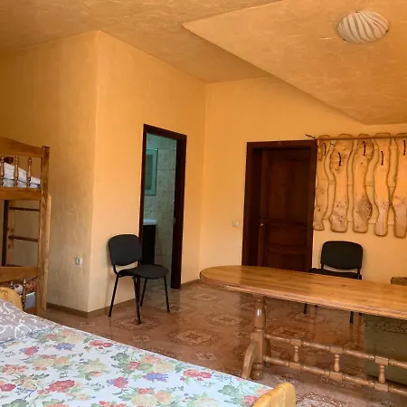 بيت ضيافة над рікою *